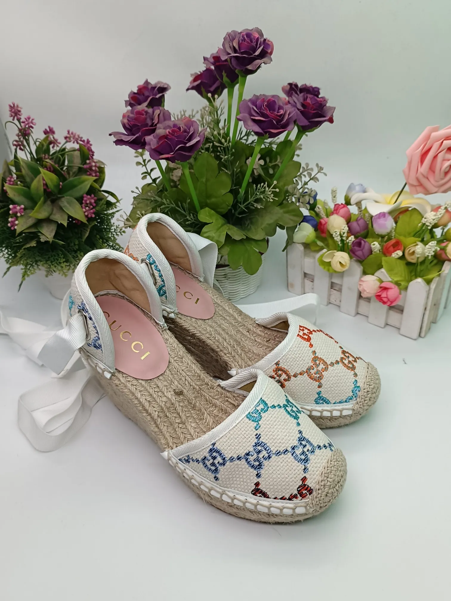 👟👟Ex-factory price 440👟👟 GUCCI wedge fisherman sandals, thick-soled straw, high-end quality, fabric: double G fabric, electric embroidery, lining: mixed sheepskin lining, yardage: 35～42, color: pure white. Dear new and old customers, the picture has been updated, please transfer the image to change. The upgraded version of the wedge heel currently has more than 40 colors. Transfer the image to sell.